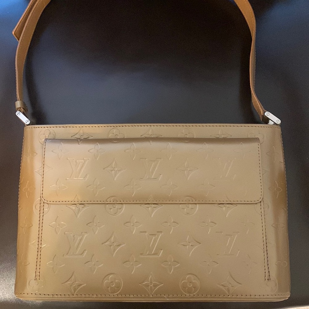 Authentic Louis Vuitton shoulder bag.
